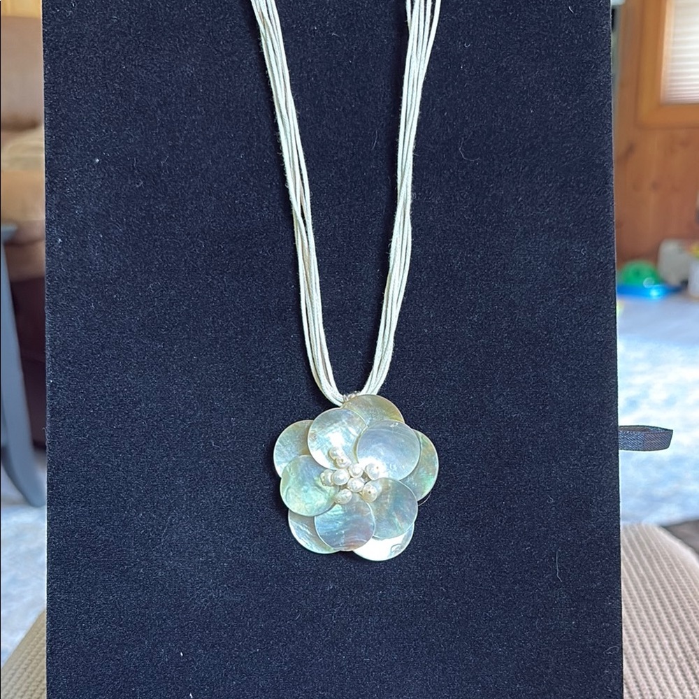Elegant Mother of Pearl Floral Pendant Necklace
